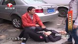 男子带记者找姐姐，不料姐姐当街耍无赖，满地撒泼打滚