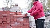 不怕工人看到打你？战斗民族男子工地边徒手劈砖惊呆网友