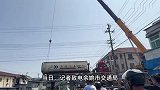 现场曝光！浙江一桥梁疑遭罐车重压塌陷，后轮悬空，当地,属实