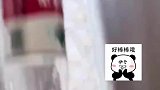 一大早，男子被蝉吵醒，于是气愤地拿出矿泉水瓶使劲一拍