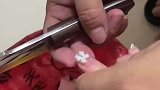 花了两个小时做的美甲，被老公硬生生拿刀给我削掉了