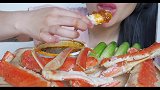 小姐姐吃鲜嫩肥美的帝王蟹腿，看着就很过瘾啊