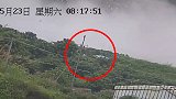 广东汕头一垃圾堆放点发生滑坡 一种田村民瞬间被埋没