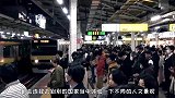 导游提醒：到日本旅游看到有人拿着橙色旗子，记住立刻跟着跑！