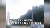 执法车带队往村边倒垃圾臭气熏天，涿州城管局：洪水冲出来的垃圾，将尽快运走