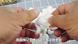 小仓鼠嫌弃主人做的窝太丑了，自己又重新用棉花做了个新窝