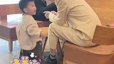 咖啡店认错爸爸，小哥哥和爸爸一样戴眼镜