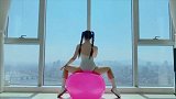 小姐姐在阳台健身球训练 两个小辫子俏皮可爱