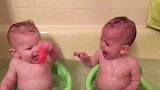 双胞胎一起洗澡，互相泼水欢乐多