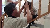 熊孩子卡到脖子之后，爷爷和爸爸的搞笑操作！