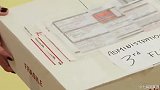 搞笑恶作剧：路人帮忙送包裹到三楼，结果把路人整崩溃