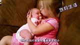 1岁哥哥看到2胎妹妹在哭, 接下来哄妹妹的动作, 爸妈暖化了