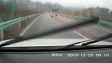 雨天开车途经施工路段不减速 司机高唱《相逢是首歌》下一秒悲剧
