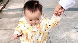 宝宝想让妈妈抱，妈妈说数到三就抱他，可等了半天妈妈也不会数三