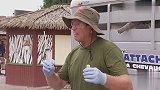 大象竟然喷了男子一脸的屎，太好笑了
