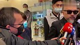 辛龙现身脱帽双手合十，面对记者不断鼓励，悲伤到自己说不出话