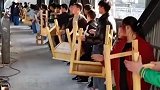 搬凳子到新教学楼，老师和学生的这个操作厉害了！