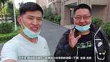 兄弟俩受邀参加活动，逛美食街偶遇小姐姐比拼厨艺，这下糗大了！