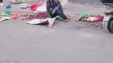 老大爷卖菜被偷500元