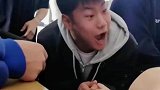 心肺复苏实操课男生突然戏精上身，悲伤气氛直接拉满