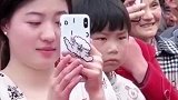 妹妹用手机记录哥哥的婚礼，有种国泰民安的美
