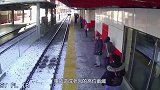 老人被陌生女子推下站台，监控拍下全过程！