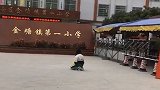 广东一小学生因迟到被罚跪校门外？学校辟谣：系学生与家长闹矛盾