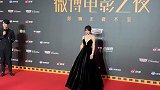 柳岩黑色长礼群现身微博之夜，红毯优雅知性大气太美啦
