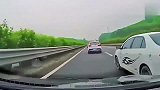 行车记录仪,轿车变道超车,遭女司机不满,这一脚有点狠