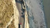 这样险峻的公路，大货车司机个个技术高超！