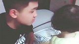 1岁妹妹和哥哥吵架，外语都飚上了，吵不过只好来软的，太可爱了