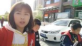 单亲妈妈不容易，买衣服也要买两套真费钱，工资全给孩子花了