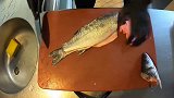 日本人连鲈鱼都是生吃的，里面的肉粉粉嫩嫩一看就很好吃