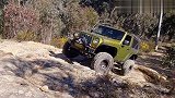 jeep牧马人挑战陡坡，霸道性能展露无遗！