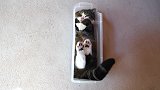 好调皮的猫咪啊，这么蜷缩在盒子里，你是来搞笑的吧！