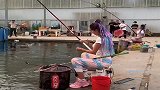 还以为美女是来作秀的，没想到也是个钓鱼高手，佩服！