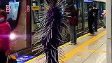 我看谁还跟我抢座，没人敢跟你挤了