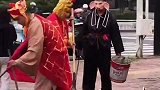 路上看到，唐僧师徒三个在扫大街的搞笑操作！