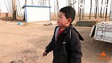 小欧和爷爷表演转棍子！村里小朋友围观捧场，小院子响起热烈掌声