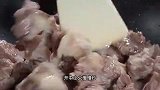 很多人炖牛肉时总是直接下锅就炒，炖出来发柴发硬，这有正确做法