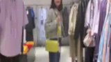 40岁女人春装不要再穿黑白灰，如今流行这么穿，时髦好看还减龄