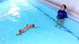 把7个月的宝宝一下投入水中，全程根本没有大哭的机会，开眼了
