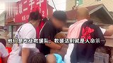 救援船到来时男子返身救狗，耽误3分钟引争议，救援队回应