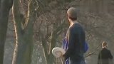 美女告诉路人拉链没拉，导致男士们惊慌失措