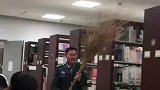 学校图书馆内飞进来了虫子，保安大叔来帮忙打虫子
