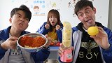 泡面考试，学霸考0分，学渣用10个柠檬榨汁泡面考100分！