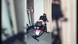 这是什么健身器材!小姐姐的臀部曲线展现无遗 姿势也太美了吧