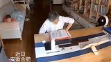 男孩见奶奶在读书，自觉拿起书本开始阅读