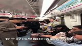 地铁里吹牛的大哥，看把小姐姐给乐的，忍都不想忍了！