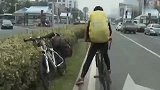 综合-15年-假骑友装落难街头骗钱 成都骑友怒砸骗子单车-新闻